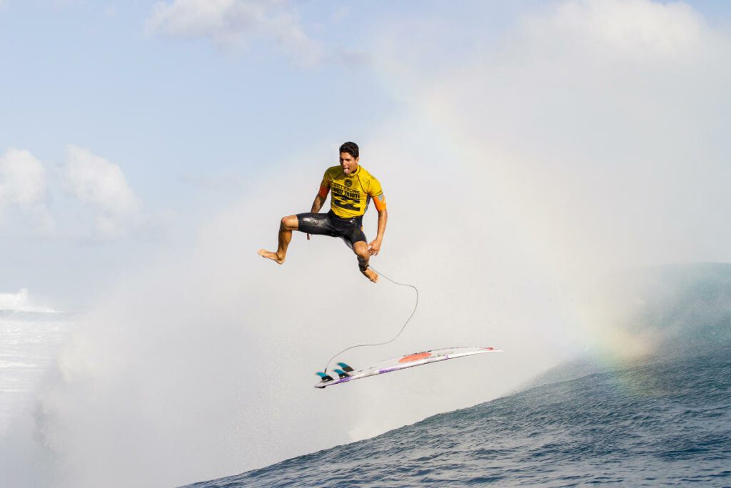 Gabriel Medina kick out